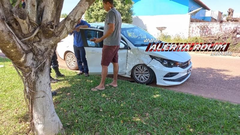 Colisão entre dois carros foi registrada nesta manhã no Centro de Rolim de Moura Colisão entre dois carros foi registrada nesta manhã no Centro de Rolim de Moura
