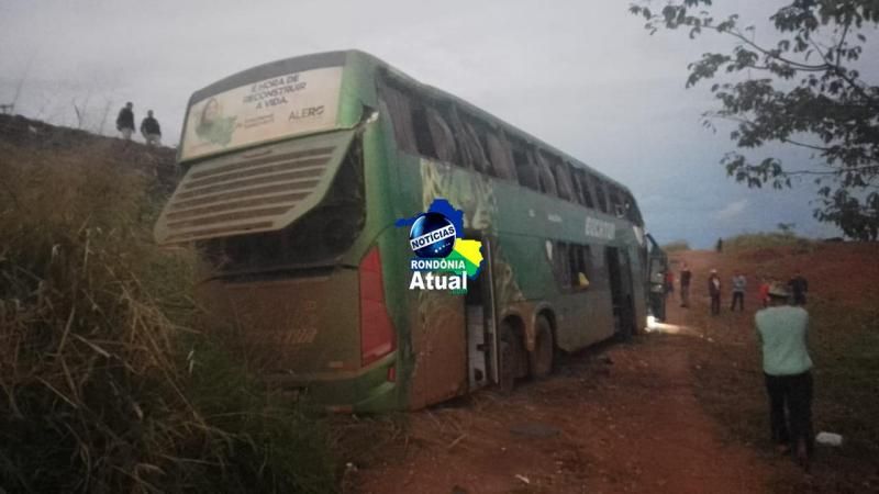Colisão entre ônibus e carro deixa dois mortos e vários feridos na BR-364 em RO Colisão entre ônibus e carro deixa dois mortos e vários feridos na BR-364 em RO