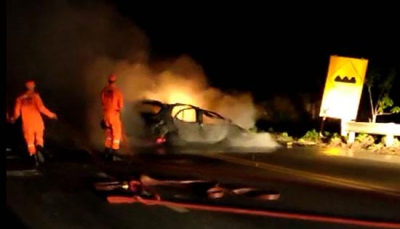 Colisão entre ônibus e carro deixa dois mortos e vários feridos na BR-364 em RO Colisão entre ônibus e carro deixa dois mortos e vários feridos na BR-364 em RO
