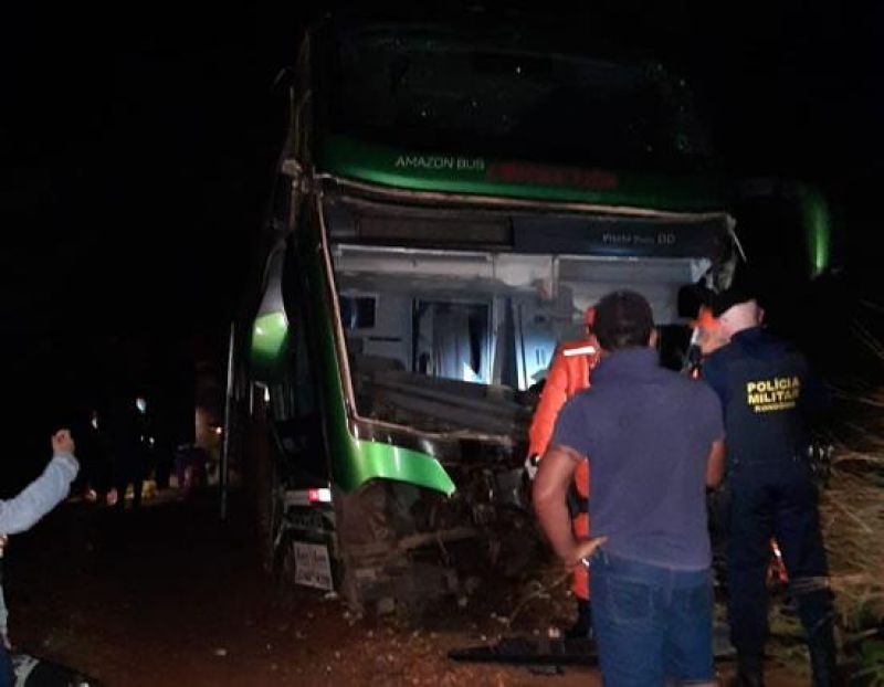 Colisão entre ônibus e carro deixa dois mortos e vários feridos na BR-364 em RO Colisão entre ônibus e carro deixa dois mortos e vários feridos na BR-364 em RO