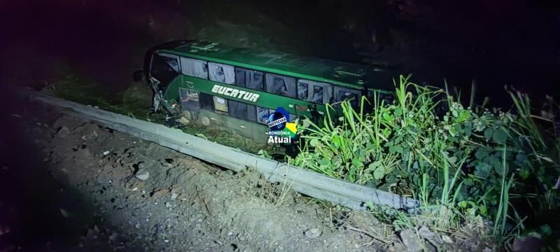 Colisão entre ônibus e carro deixa dois mortos e vários feridos na BR-364 em RO Colisão entre ônibus e carro deixa dois mortos e vários feridos na BR-364 em RO