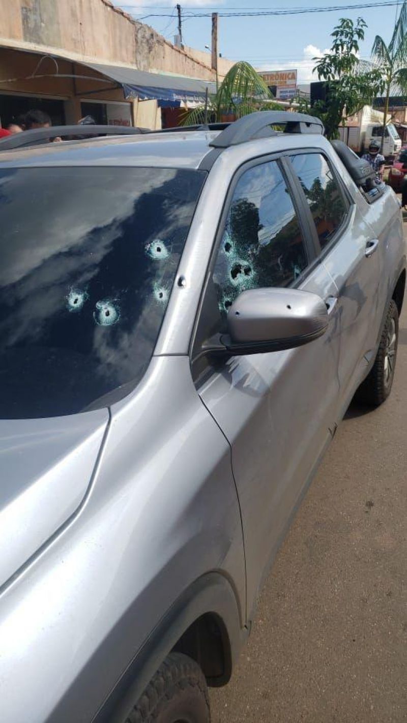 Criminosos tentam matar mulher e atiram várias vezes em carro Criminosos tentam matar mulher e atiram várias vezes em carro
