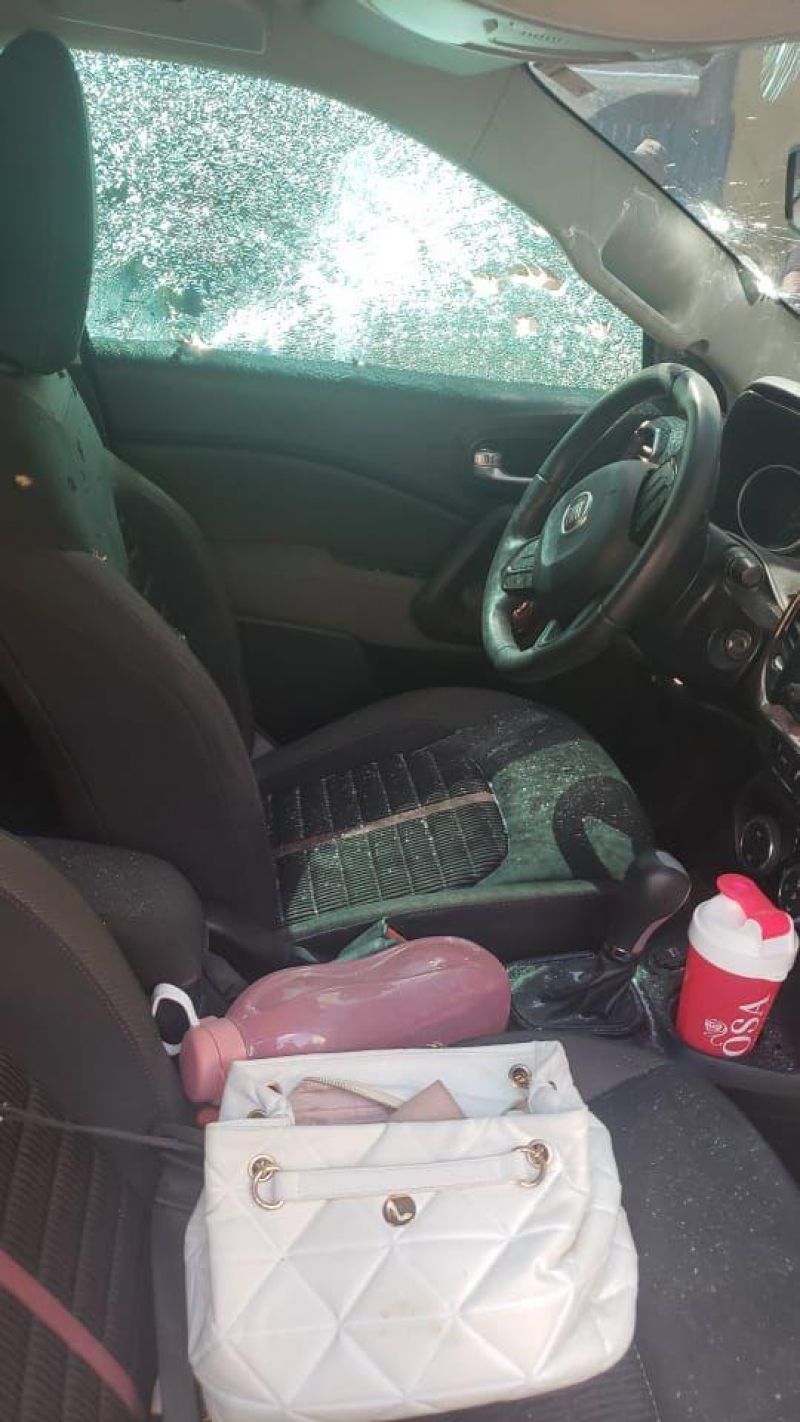 Criminosos tentam matar mulher e atiram várias vezes em carro Criminosos tentam matar mulher e atiram várias vezes em carro