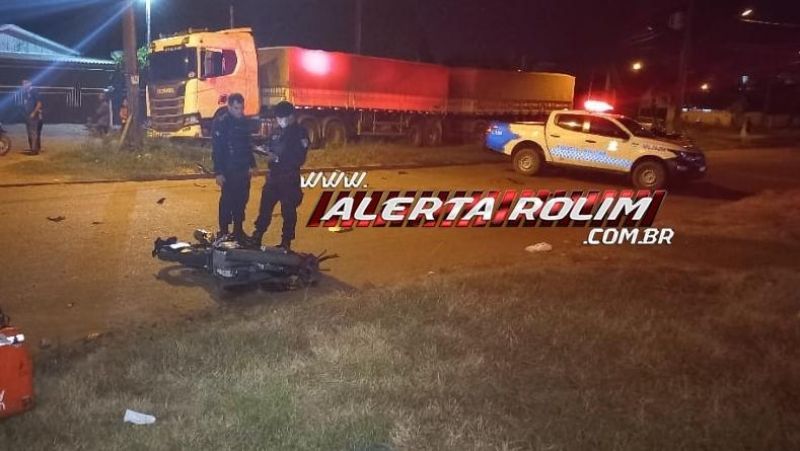 Delivery inabilitado fraturou a perna após avançar via e atingir carro na noite de sábado em Rolim de Moura Delivery inabilitado fraturou a perna após avançar via e atingir carro na noite de sábado em Rolim de Moura