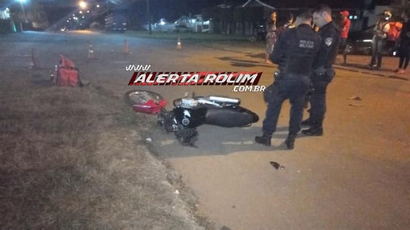 Delivery inabilitado fraturou a perna após avançar via e atingir carro na noite de sábado em Rolim de Moura Delivery inabilitado fraturou a perna após avançar via e atingir carro na noite de sábado em Rolim de Moura