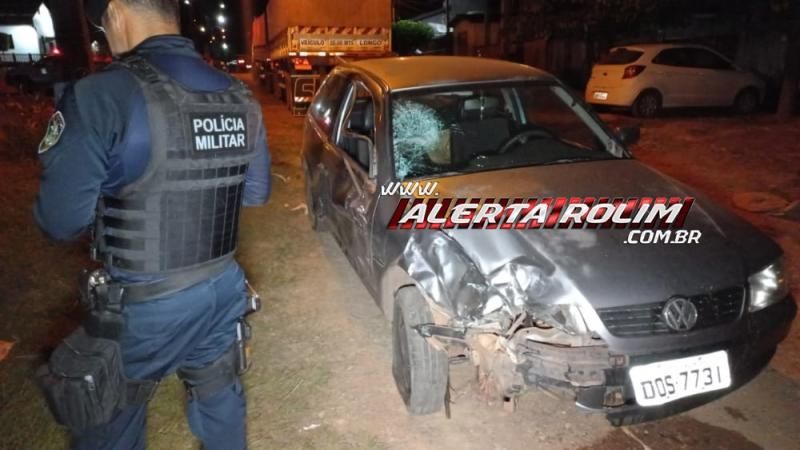 Delivery inabilitado fraturou a perna após avançar via e atingir carro na noite de sábado em Rolim de Moura 