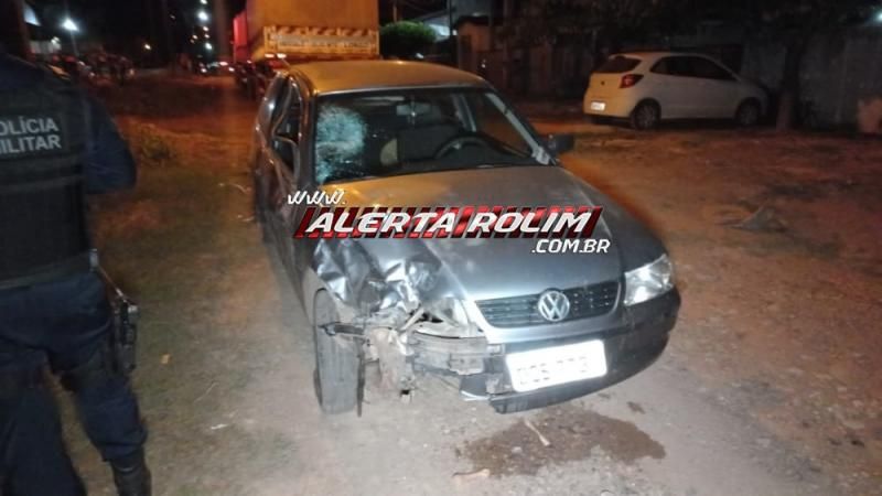 Delivery inabilitado fraturou a perna após avançar via e atingir carro na noite de sábado em Rolim de Moura Delivery inabilitado fraturou a perna após avançar via e atingir carro na noite de sábado em Rolim de Moura