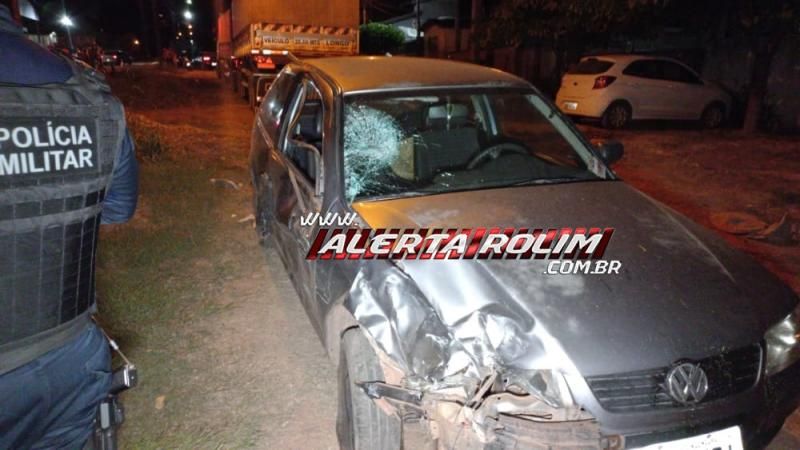 Delivery inabilitado fraturou a perna após avançar via e atingir carro na noite de sábado em Rolim de Moura Delivery inabilitado fraturou a perna após avançar via e atingir carro na noite de sábado em Rolim de Moura