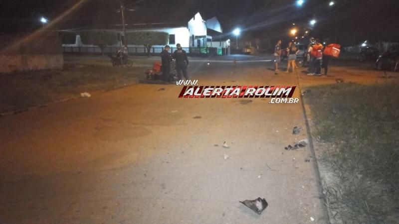 Delivery inabilitado fraturou a perna após avançar via e atingir carro na noite de sábado em Rolim de Moura Delivery inabilitado fraturou a perna após avançar via e atingir carro na noite de sábado em Rolim de Moura