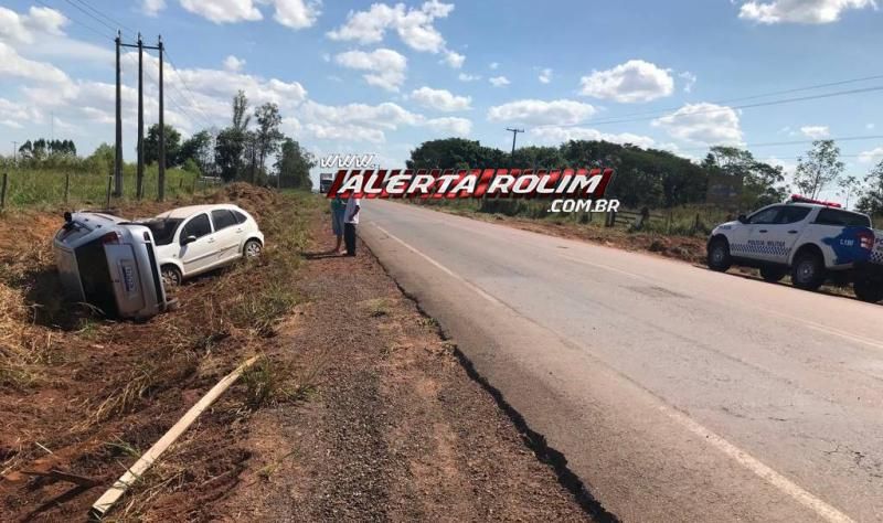 Dois carros se envolveram em acidente na RO-010 em Rolim de Moura; um veículo tombou e outro bateu em um barranco Dois carros se envolveram em acidente na RO-010 em Rolim de Moura; um veículo tombou e outro bateu em um barranco