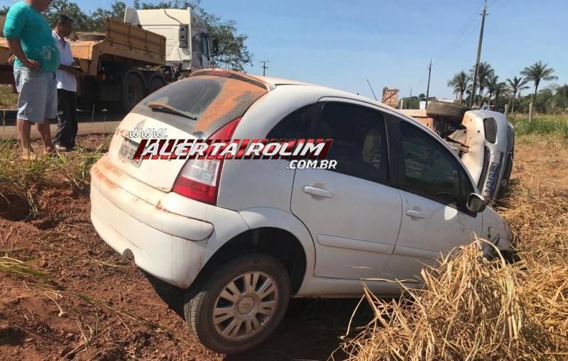 Dois carros se envolveram em acidente na RO-010 em Rolim de Moura; um veículo tombou e outro bateu em um barranco Dois carros se envolveram em acidente na RO-010 em Rolim de Moura; um veículo tombou e outro bateu em um barranco