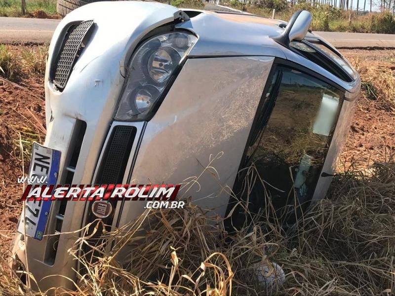 Dois carros se envolveram em acidente na RO-010 em Rolim de Moura; um veículo tombou e outro bateu em um barranco Dois carros se envolveram em acidente na RO-010 em Rolim de Moura; um veículo tombou e outro bateu em um barranco