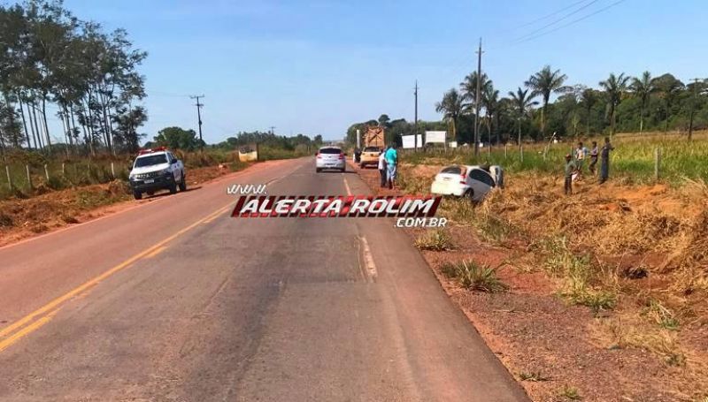 Dois carros se envolveram em acidente na RO-010 em Rolim de Moura; um veículo tombou e outro bateu em um barranco Dois carros se envolveram em acidente na RO-010 em Rolim de Moura; um veículo tombou e outro bateu em um barranco