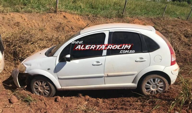 Dois carros se envolveram em acidente na RO-010 em Rolim de Moura; um veículo tombou e outro bateu em um barranco Dois carros se envolveram em acidente na RO-010 em Rolim de Moura; um veículo tombou e outro bateu em um barranco