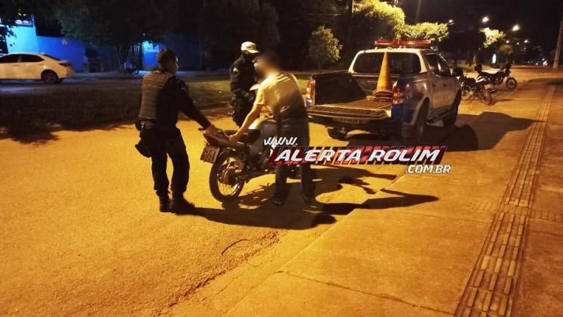 Dupla foi presa em flagrante pela PM com ajuda de populares após prática de furto de veículo em Rolim de Moura Dupla foi presa em flagrante pela PM com ajuda de populares após prática de furto de veículo em Rolim de Moura