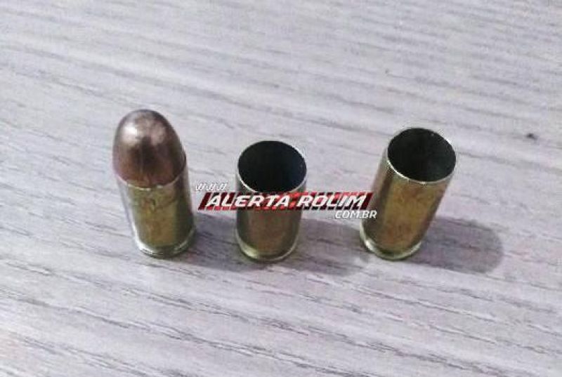 Em meio à festa, confusão e tiros, homem acaba atingido por dois disparos de arma de fogo em Rolim de Moura Em meio à festa, confusão e tiros, homem acaba atingido por dois disparos de arma de fogo em Rolim de Moura