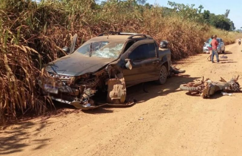 Homem morreu após acidente entre carro e moto na RO 370 em Alto Alegre dos Parecis Homem morreu após acidente entre carro e moto na RO 370 em Alto Alegre dos Parecis