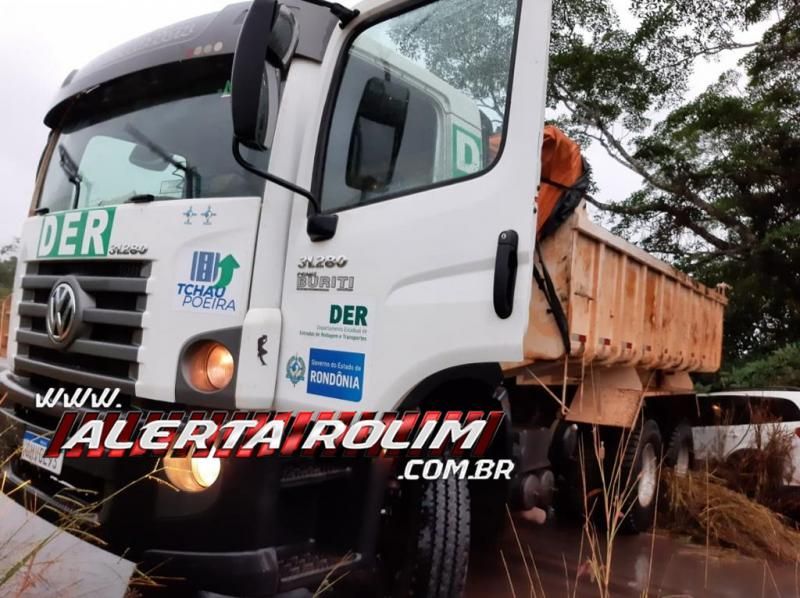 Médico quase foi atingido por para-choque de caminhão em acidente nesta manhã na RO 010 em Rolim de Moura Médico quase foi atingido por para-choque de caminhão em acidente nesta manhã na RO 010 em Rolim de Moura