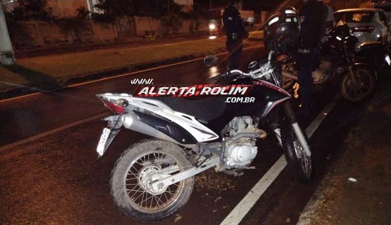 Motociclista ficou ferido, após acidente entre carro e moto no Centro de Rolim de Moura Motociclista ficou ferido, após acidente entre carro e moto no Centro de Rolim de Moura