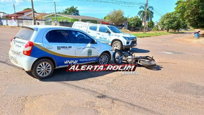 Motociclista foi socorrido pelos bombeiros com fratura no braço, após acidente entre carro da fiscalização do CREA/RO e moto em Rolim de Moura