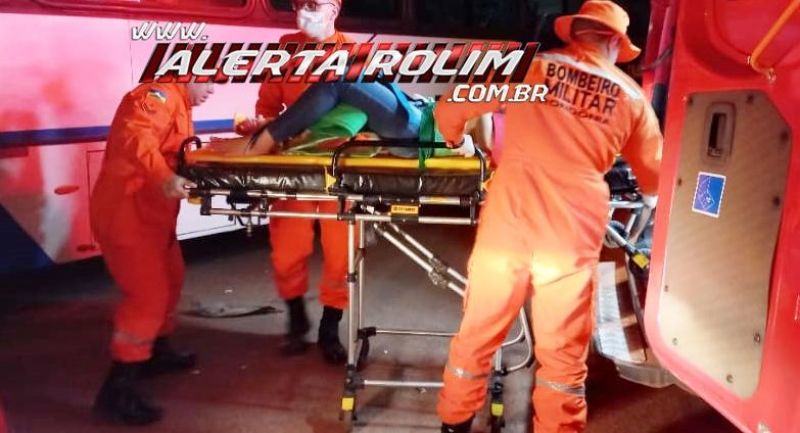 Mulher fraturou a perna após ter sua moto atingida por ônibus nesta noite em Rolim de Moura Mulher fraturou a perna após ter sua moto atingida por ônibus nesta noite em Rolim de Moura