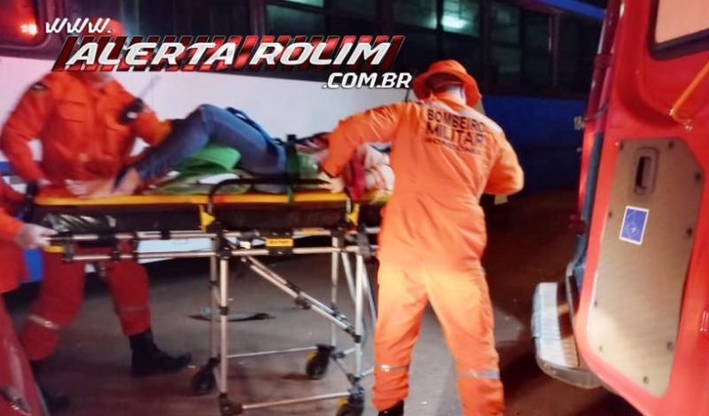 Mulher fraturou a perna após ter sua moto atingida por ônibus nesta noite em Rolim de Moura Mulher fraturou a perna após ter sua moto atingida por ônibus nesta noite em Rolim de Moura