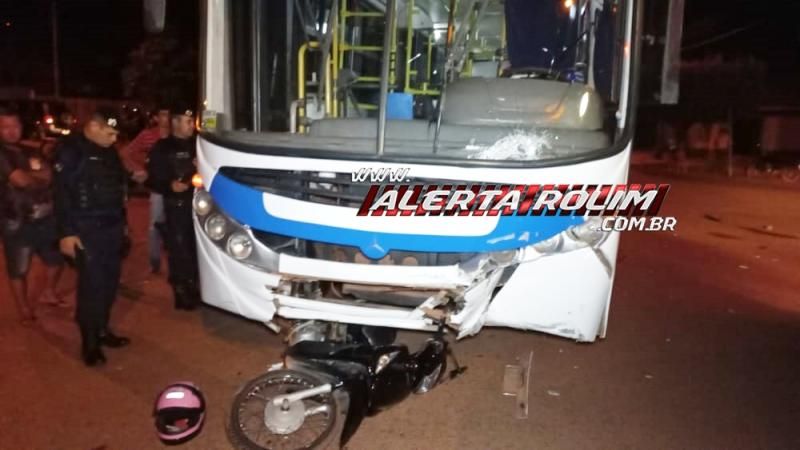 Mulher fraturou a perna após ter sua moto atingida por ônibus nesta noite em Rolim de Moura Mulher fraturou a perna após ter sua moto atingida por ônibus nesta noite em Rolim de Moura
