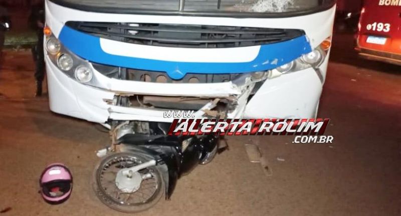 Mulher fraturou a perna após ter sua moto atingida por ônibus nesta noite em Rolim de Moura Mulher fraturou a perna após ter sua moto atingida por ônibus nesta noite em Rolim de Moura