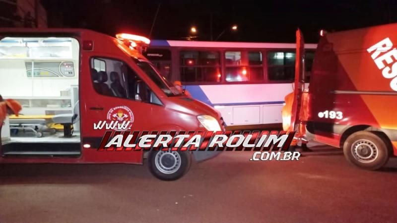 Mulher fraturou a perna após ter sua moto atingida por ônibus nesta noite em Rolim de Moura Mulher fraturou a perna após ter sua moto atingida por ônibus nesta noite em Rolim de Moura