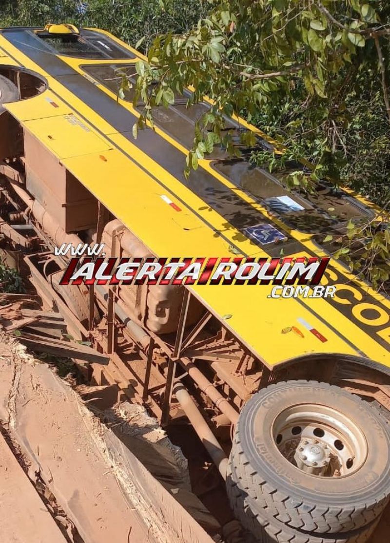 Ônibus escolar caiu de ponte na linha 29 em São Felipe do Oeste Ônibus escolar caiu de ponte na linha 29 em São Felipe do Oeste