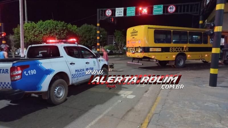 Ônibus escolar e carro colidiram nesta noite em Rolim de Moura Ônibus escolar e carro colidiram nesta noite em Rolim de Moura
