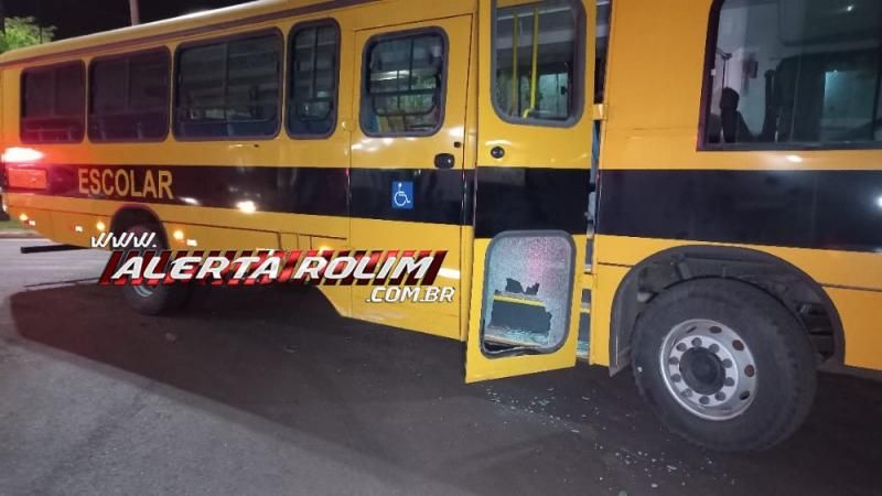 Ônibus escolar e carro colidiram nesta noite em Rolim de Moura Ônibus escolar e carro colidiram nesta noite em Rolim de Moura