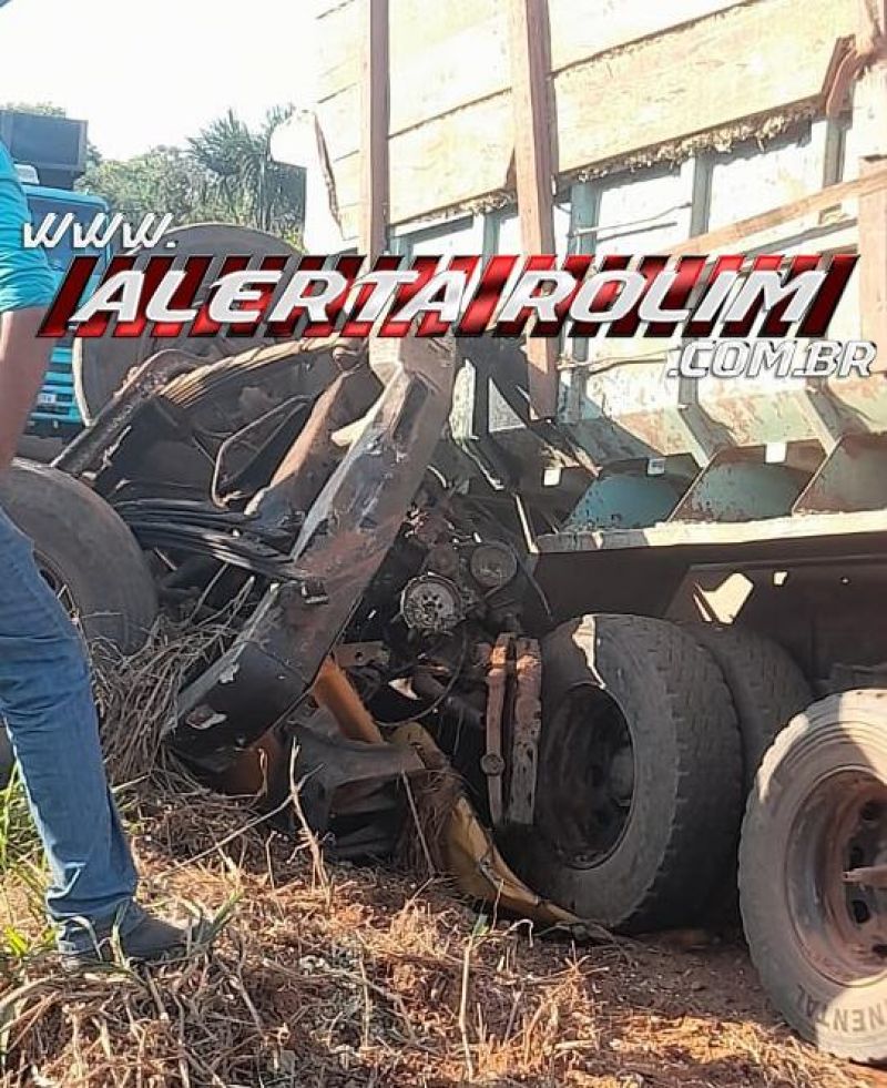 URGENTE- Motorista de caminhão morreu após acidente nesta tarde na linha 200 em Rolim de Moura URGENTE- Motorista de caminhão morreu após acidente nesta tarde na linha 200 em Rolim de Moura