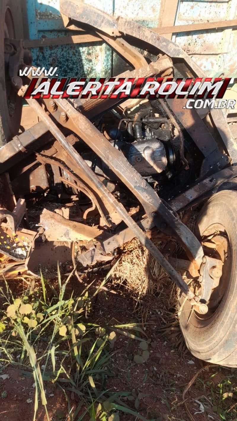 URGENTE- Motorista de caminhão morreu após acidente nesta tarde na linha 200 em Rolim de Moura URGENTE- Motorista de caminhão morreu após acidente nesta tarde na linha 200 em Rolim de Moura