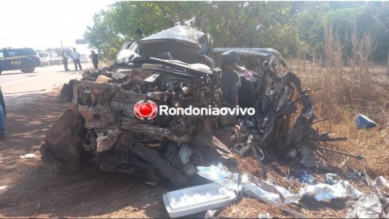 Colisão frontal entre Hilux e caminhão na BR 364 deixa dois mortos nesta quarta-feira em RO Colisão frontal entre Hilux e caminhão na BR 364 deixa dois mortos nesta quarta-feira em RO