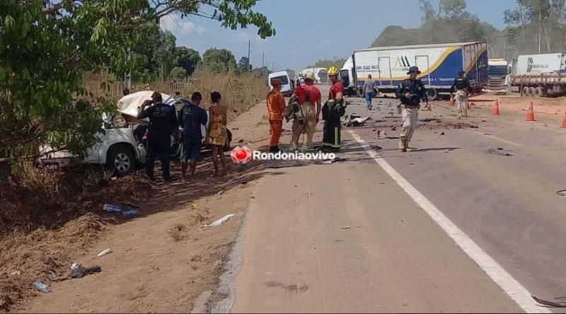Colisão frontal entre Hilux e caminhão na BR 364 deixa dois mortos nesta quarta-feira em RO Colisão frontal entre Hilux e caminhão na BR 364 deixa dois mortos nesta quarta-feira em RO