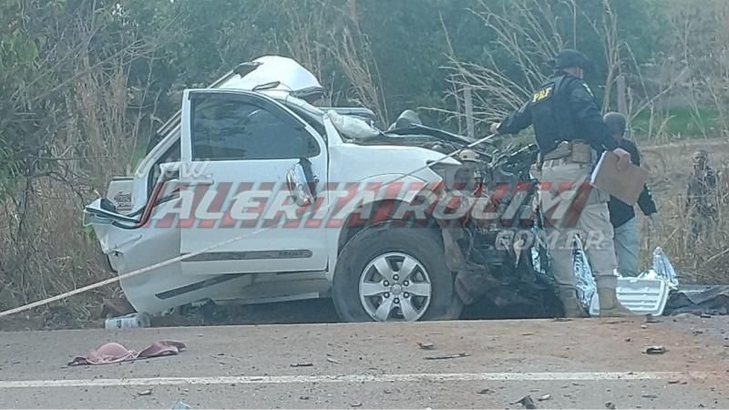 Colisão frontal entre Hilux e caminhão na BR 364 deixa dois mortos nesta quarta-feira em RO Colisão frontal entre Hilux e caminhão na BR 364 deixa dois mortos nesta quarta-feira em RO