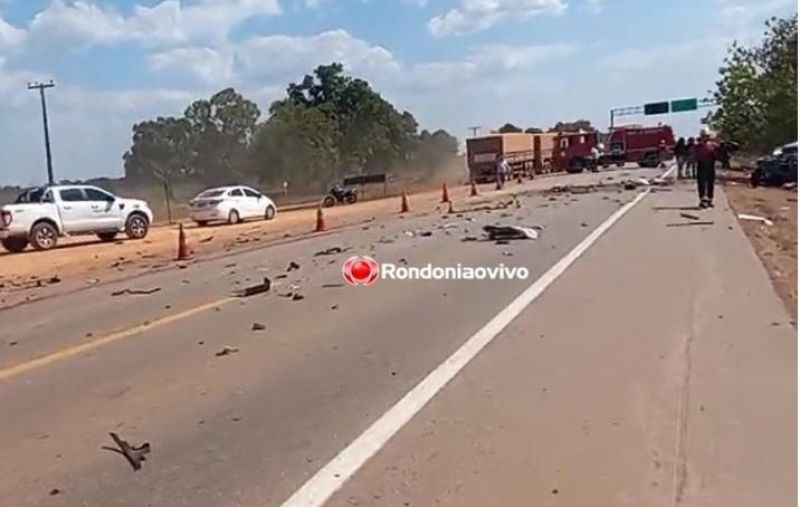 Colisão frontal entre Hilux e caminhão na BR 364 deixa dois mortos nesta quarta-feira em RO Colisão frontal entre Hilux e caminhão na BR 364 deixa dois mortos nesta quarta-feira em RO