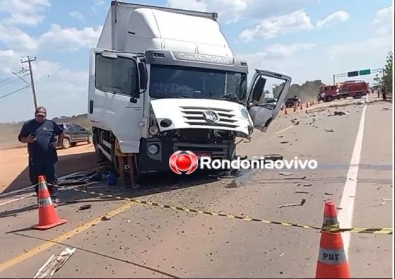 Colisão frontal entre Hilux e caminhão na BR 364 deixa dois mortos nesta quarta-feira em RO Colisão frontal entre Hilux e caminhão na BR 364 deixa dois mortos nesta quarta-feira em RO