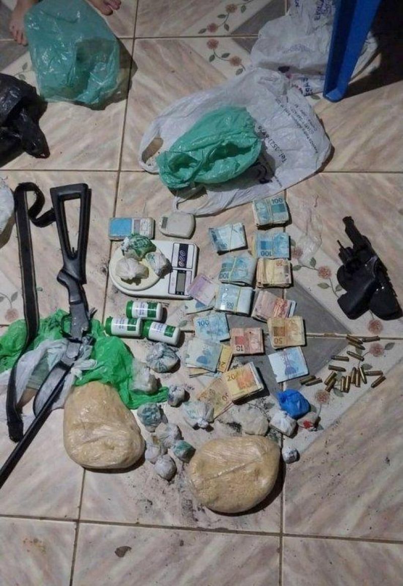 Apenado monitorado é preso com droga e aponta local onde havia mais entorpecentes, armas e dinheiro em RO Apenado monitorado é preso com droga e aponta local onde havia mais entorpecentes, armas e dinheiro em RO