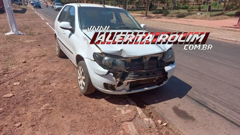 Caminhão desce Avenida desgovernado, atinge carro estacionado e portal da praça do bosque em Rolim de Moura Caminhão desce Avenida desgovernado, atinge carro estacionado e portal da praça do bosque em Rolim de Moura
