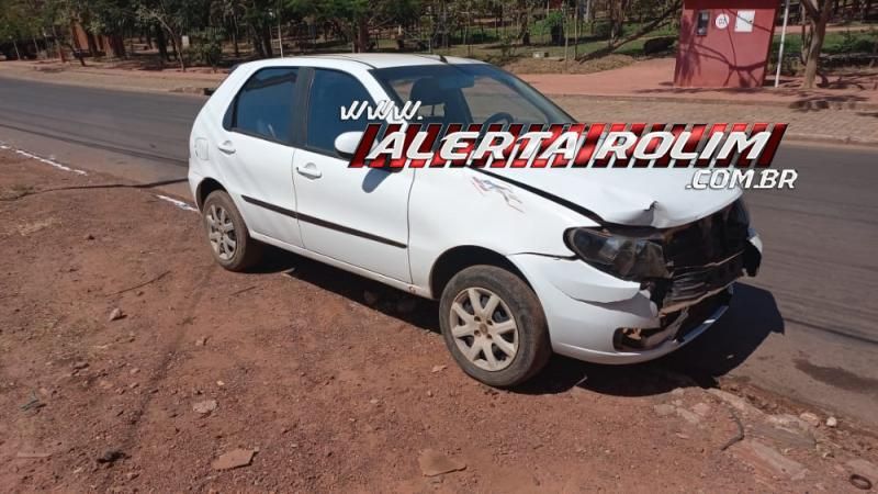 Caminhão desce Avenida desgovernado, atinge carro estacionado e portal da praça do bosque em Rolim de Moura Caminhão desce Avenida desgovernado, atinge carro estacionado e portal da praça do bosque em Rolim de Moura