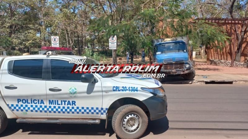 Caminhão desce Avenida desgovernado, atinge carro estacionado e portal da praça do bosque em Rolim de Moura Caminhão desce Avenida desgovernado, atinge carro estacionado e portal da praça do bosque em Rolim de Moura