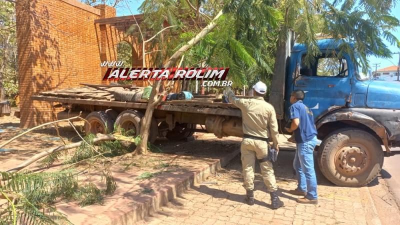 Caminhão desce Avenida desgovernado, atinge carro estacionado e portal da praça do bosque em Rolim de Moura Caminhão desce Avenida desgovernado, atinge carro estacionado e portal da praça do bosque em Rolim de Moura