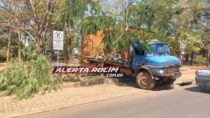 Caminhão desce Avenida desgovernado, atinge carro estacionado e portal da praça do bosque em Rolim de Moura Caminhão desce Avenida desgovernado, atinge carro estacionado e portal da praça do bosque em Rolim de Moura