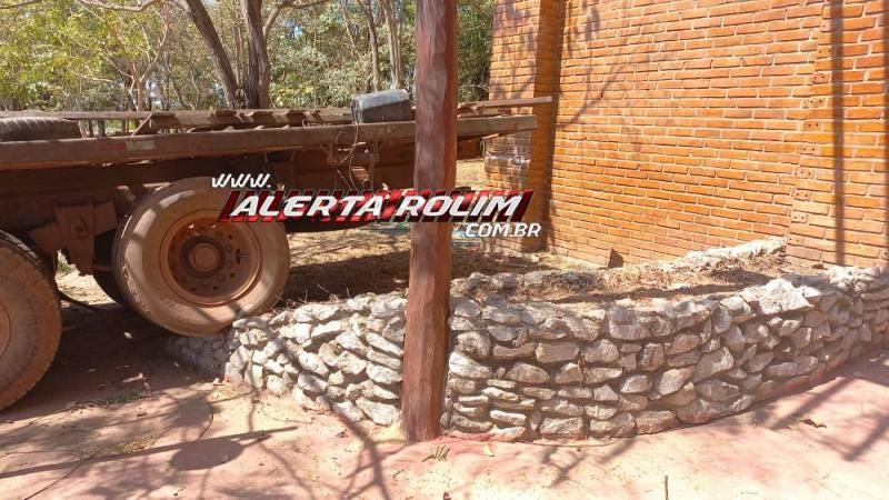 Caminhão desce Avenida desgovernado, atinge carro estacionado e portal da praça do bosque em Rolim de Moura Caminhão desce Avenida desgovernado, atinge carro estacionado e portal da praça do bosque em Rolim de Moura