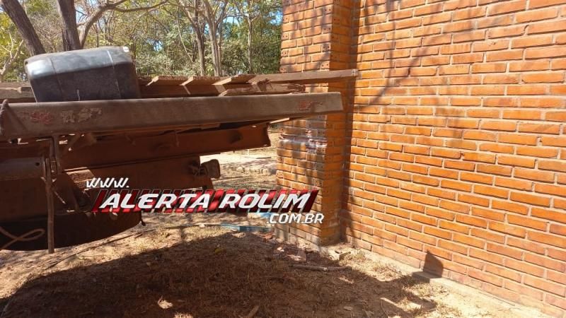 Caminhão desce Avenida desgovernado, atinge carro estacionado e portal da praça do bosque em Rolim de Moura Caminhão desce Avenida desgovernado, atinge carro estacionado e portal da praça do bosque em Rolim de Moura