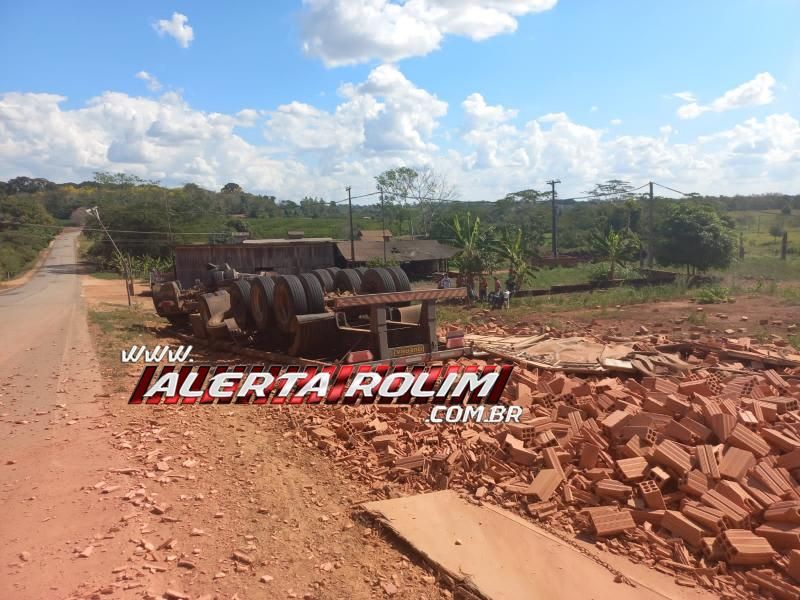 Carreta carregada com tijolos tombou na curva da linha 138 nesta tarde em Nova Brasilândia do Oeste Carreta carregada com tijolos tombou na curva da linha 138 nesta tarde em Nova Brasilândia do Oeste