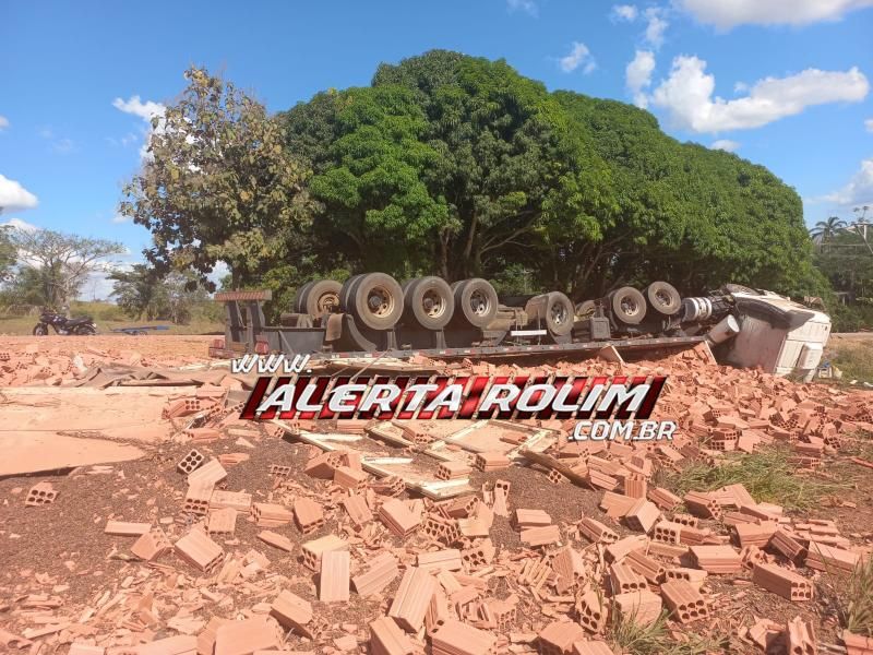Carreta carregada com tijolos tombou na curva da linha 138 nesta tarde em Nova Brasilândia do Oeste Carreta carregada com tijolos tombou na curva da linha 138 nesta tarde em Nova Brasilândia do Oeste