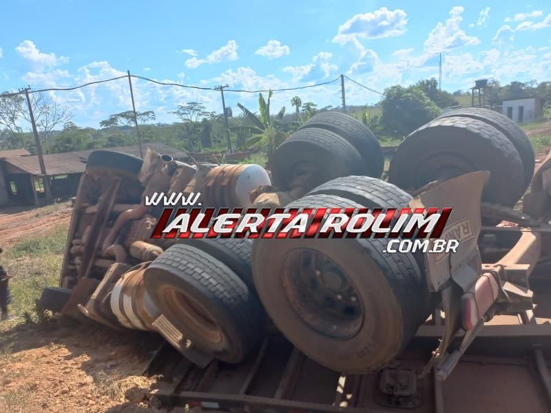 Carreta carregada com tijolos tombou na curva da linha 138 nesta tarde em Nova Brasilândia do Oeste Carreta carregada com tijolos tombou na curva da linha 138 nesta tarde em Nova Brasilândia do Oeste